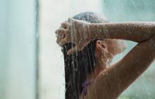 Lebih Sehat Mandi Air Dingin atau Hangat? Ini Jawabannya