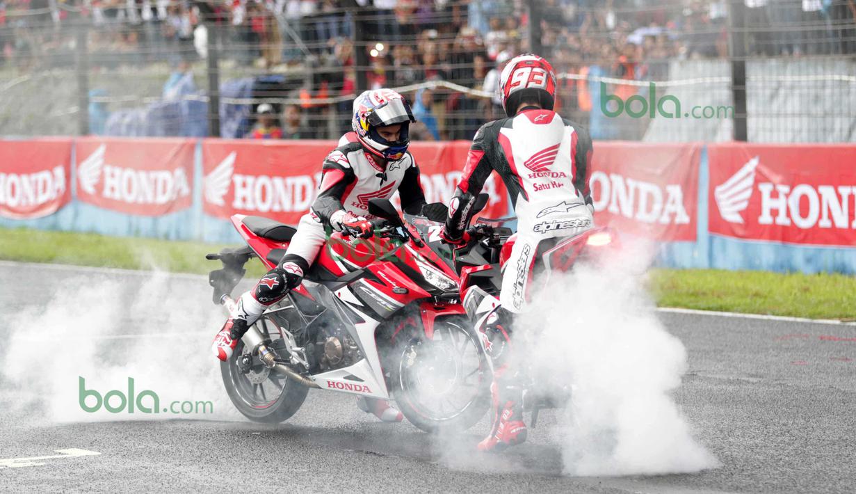 Marc Marquez saat memulai aksi balap disaksikan ribuan penonton dengan menggunakan motor Honda CBR 150 di Sentul, Bogor, Minggu (14/2/2016). (Bola.co/Nicklas Hanoatubun)