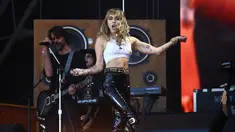 Aksi Miley Cyrus saat tampil pada hari terakhir Festival Glastonbury di Worthy Farm, Somerset, Inggris, Minggu (30/6/2019). Miley Cyrus melakukan banyak gerakan seksi saat tampil di Festival Glastonbury. (Photo by Joel C Ryan/Invision/AP)