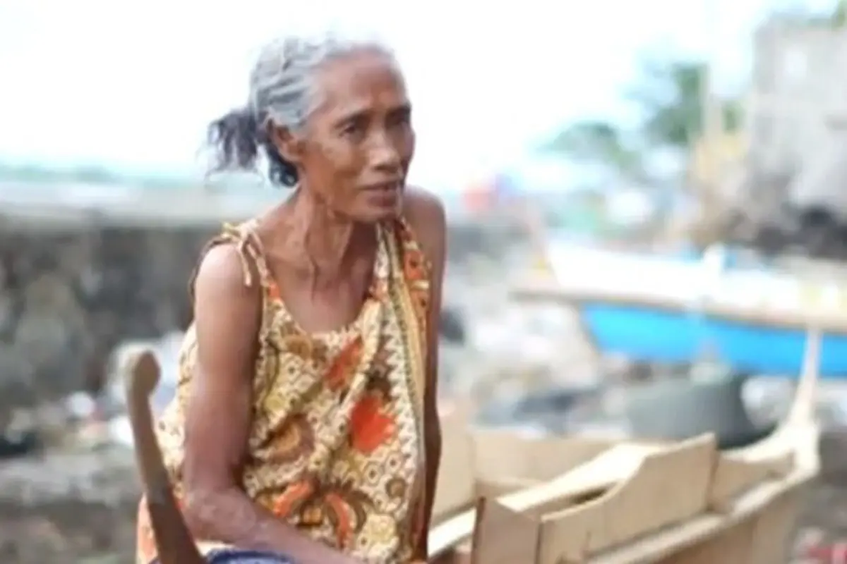Demi Hidup, Nenek 74 Tahun Berburu Koin Sampai ke Dasar Laut