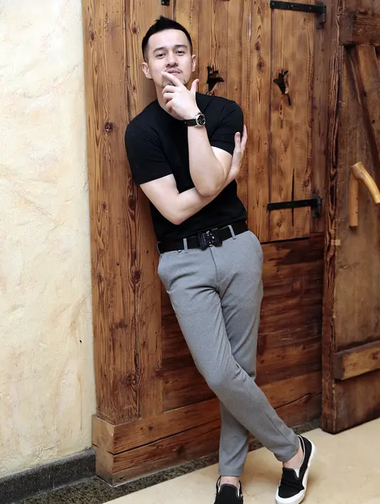 Bintang film The Doll 2 itu mengungkapkan, kalau keduanya berjodoh, ingin meresmikan tiga tahun lagi. Begitu juga dengan usia sang kekasih, yang baru 21 tahun. (Deki Prayoga/Bintang.com)