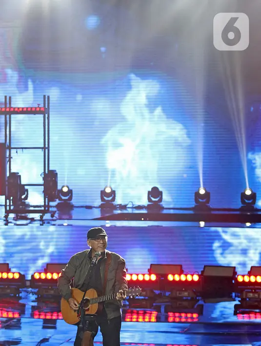 Penampilan penyanyi Iwan Fals saat konser Pesta Perak 25 Indosiar di Jakarta, Minggu (12/1/2020). Konser Pesta Perak 25 Indosiar menghadirkan deretan musisi kenamaan Tanah Air. (Liputan6.com/Herman Zakharia)