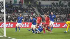 Bek Italia, Giovanni Di Lorenzo (tengah) saat mencetak gol ke gawang Swiss  selama pertandingan Grup C kualifikasi Piala Dunia 2022 di stadion Olimpiade Roma, Sabtu (13/11/2021). Italia bermain imbang atas Swiss 1-1.  (AP Photo/Gregorio Borgia)