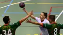 Pemain Spanyol Club Balonmano Albacete, Mireia Rodriguez (tengah) memainkan pertandingan pertamanya melawan Cabanillas di Albacete pada 6 November 2021. Pemain bola tangan Spanyol Mireia Rodriguez adalah wanita pertama yang bergabung dengan tim bola tangan pria profesional. (GABRIEL BOUYS / AFP)