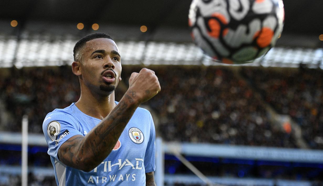 Gabriel Jesus. Striker berusia 25 tahun yang kini tengah menjalani musim pertamanya bersama Arsenal setelah meninggalkan Manchester City pada awal musim 2022/2023 juga menjadi salah satu pemain Brasil dengan jumlah gol terbanyak dalam satu musim kompetisi di Liga Inggris. Enam musim berseragam Manchester City mulai 2016/2017 hingga 2021/2022, ia tercatat dua kali mencetak di atas 10 gol yaitu pada musim 2017/2018 dan 2019/2020 dengan 13 dan 14 gol. (AFP/Oli Scarff)