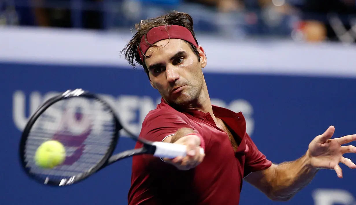 Petenis Swiss, Roger Federer menggembalikan bola pukulan John Millman dari Australia saat bertanding pada babak 16 besar AS Terbuka 2018 di New York, (4/9). Federer kalah dari John Millman 3-6, 7-5, 7-6 (9-7), 7-6 (7-3). (AP Photo/Jason DeCrow)