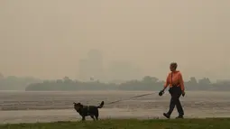 Trudeau menekankan bahwa Kanada saat ini menghadapi "musim kebakaran hutan yang sangat parah". Kanada sedang bekerja sama dengan beberapa negara seperti Selandia Baru, Afrika Selatan, dan Prancis untuk pemadaman api. (Sean Kilpatrick/The Canadian Press via AP)