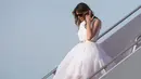 Ibu Negara AS, Melania Trump turun dari pesawat kepresidenan Air Force One di Pangkalan udara Andrews, Maryland, (16/4). Presiden Donald Trump dan keluarga berlibur Paskah di Palm Beach, Florida. (AFP Photo / Jim Watson)