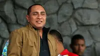 Pangkostrad TNI AD Letjen TNI,  Edy Rahmayadi saat menonton PS TNI melawan Mitra Kukar. (Bola.com/Nicklas Hanoatubun)