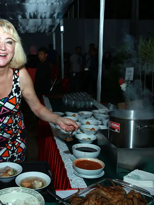 Natal tahun ini memang semakin ceria dengan hadirnya sang ibunda, terlebih di hari spesial tersebut Ayhan Rustaii mempersiapkan banyak makanan. Semua tamu yang hadir pun senang dengan masakan ibunda. (Deki Prayoga/Bintang.com)