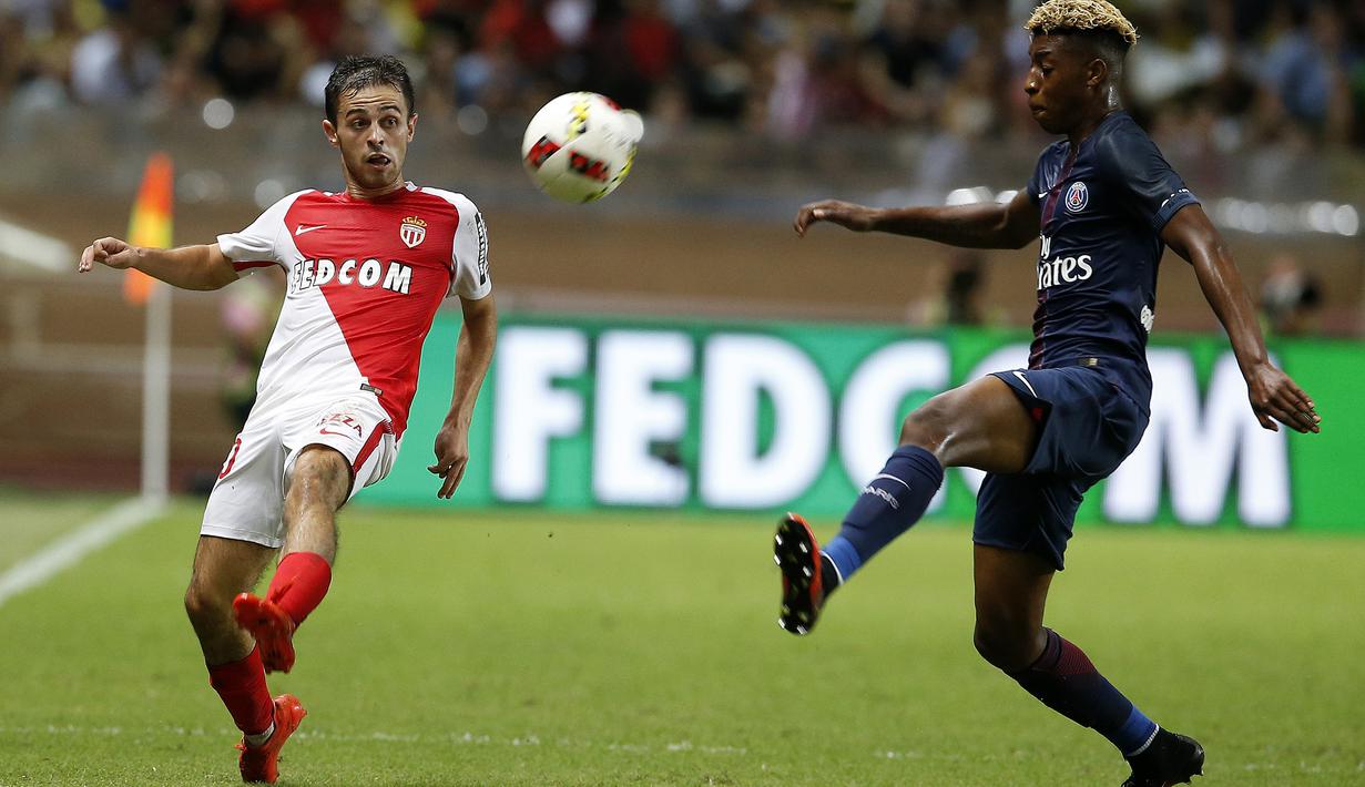 Gelandang AS Monaco, Bernardo Silva, berebut bola dengan pemain Paris Saint Germain, Presnel Kimpembe pada laga lanjutan Liga 1 di Stadion Louis II, Prancis (28/08/2016). (EPA/Sebastien Nogier)