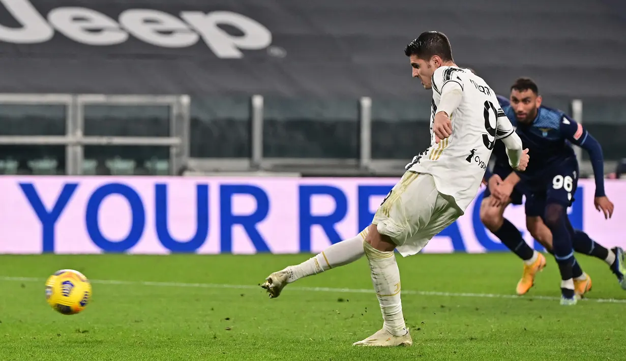 Striker Juventus, Alvaro Morata melakukan eksekusi penalti yang berbuah gol ketiga timnya ke gawang Lazio dalam laga lanjutan Liga Italia 2020/21 di Allianz Stadium, Turin, Sabtu (6/3/2021). Juventus menang 3-1 atas Lazio. (AFP/Miguel Medina)