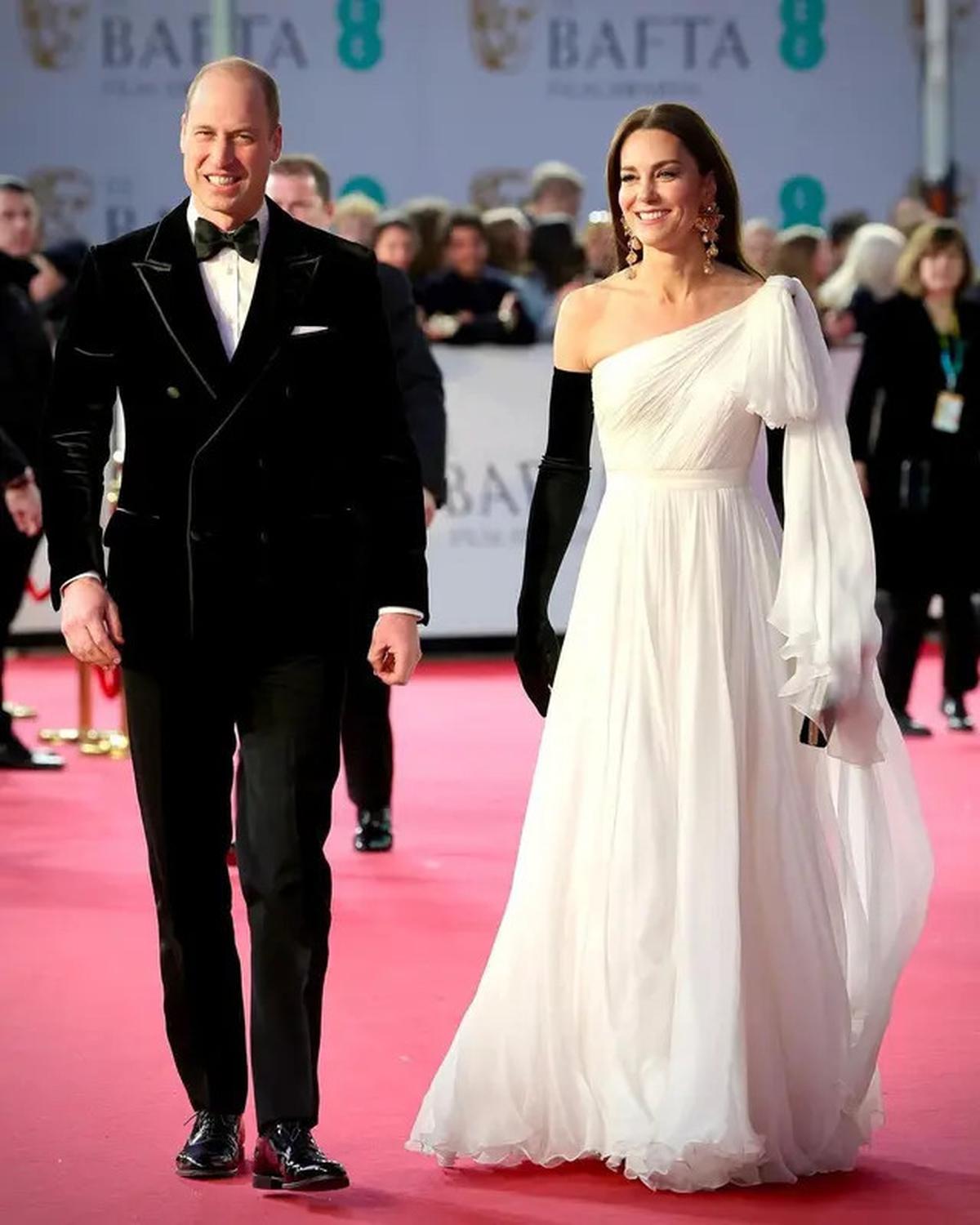 Potret Terbaru Pangeran William Berseragam Militer dan Brewok Bikin Penggemar Histeris