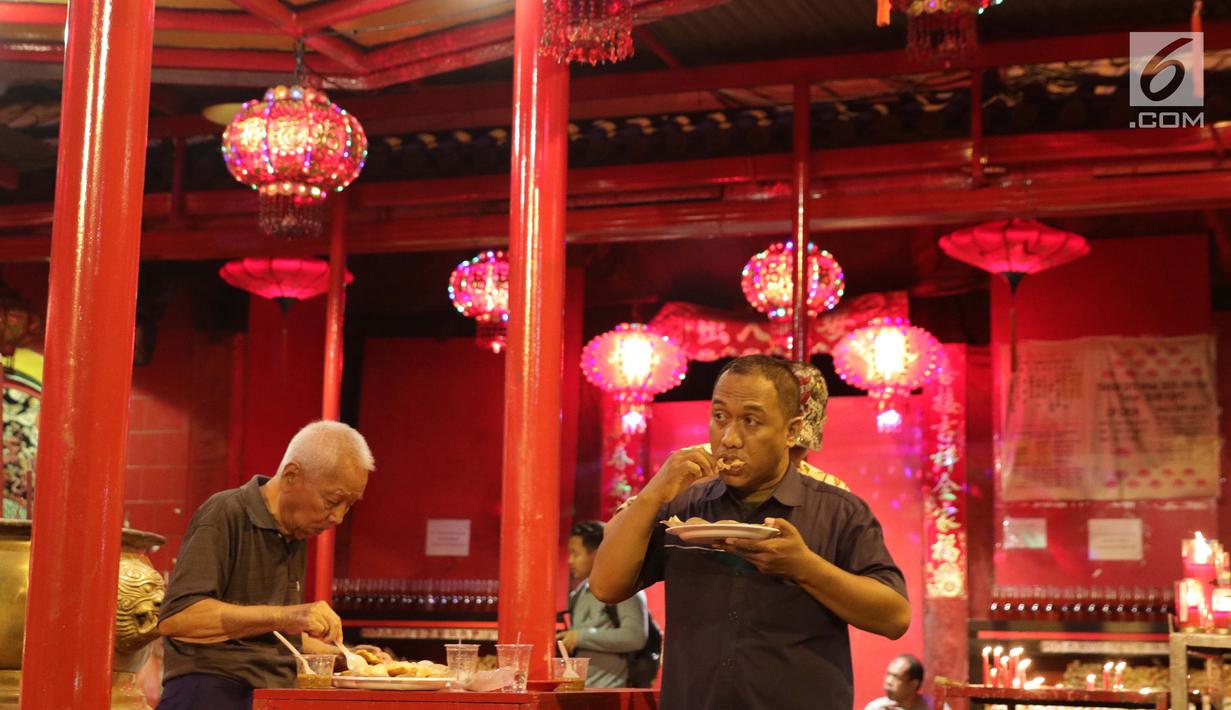 Warga menyantap makanan berbuka puasa di Vihara Dharma Bakti di kawasan Petak Sembilan, Jakarta, Jumat (10/5/2019). Kegiatan ini rutin dilakukan komunitas muslim Tionghoa-Indonesia selama bulan Ramadan. (Liputan6.com/Helmi Fithriansyah)