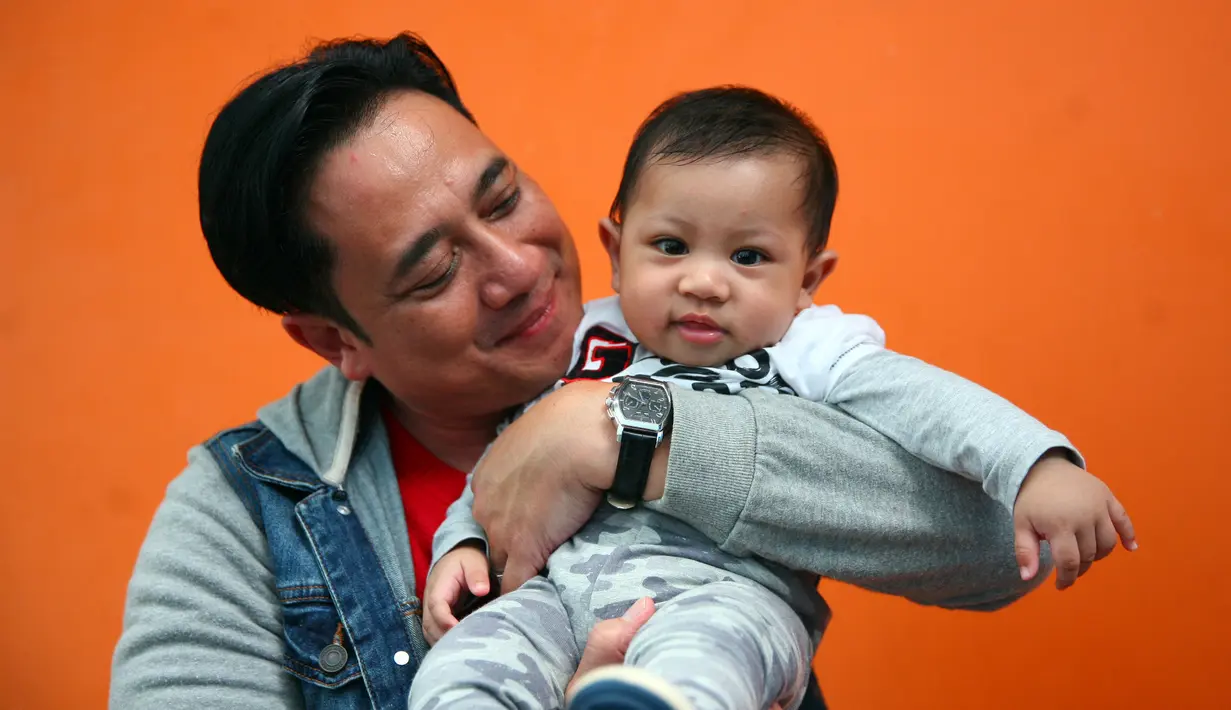 Bukan hanya Ivan dan sang istri saja yang berbahagia atas hadirnya Elvano Areliyan. Namun, Verrell Bramasta pun juga sangat senang. Bahkan, saat tahun baruan mereka pergi liburan bersama. (Nurwahyunan/Bintang.com)