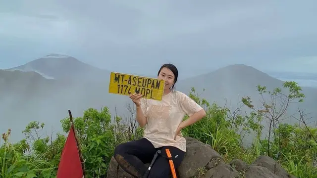 Seorang pendaki berada di Gunung Aseupan