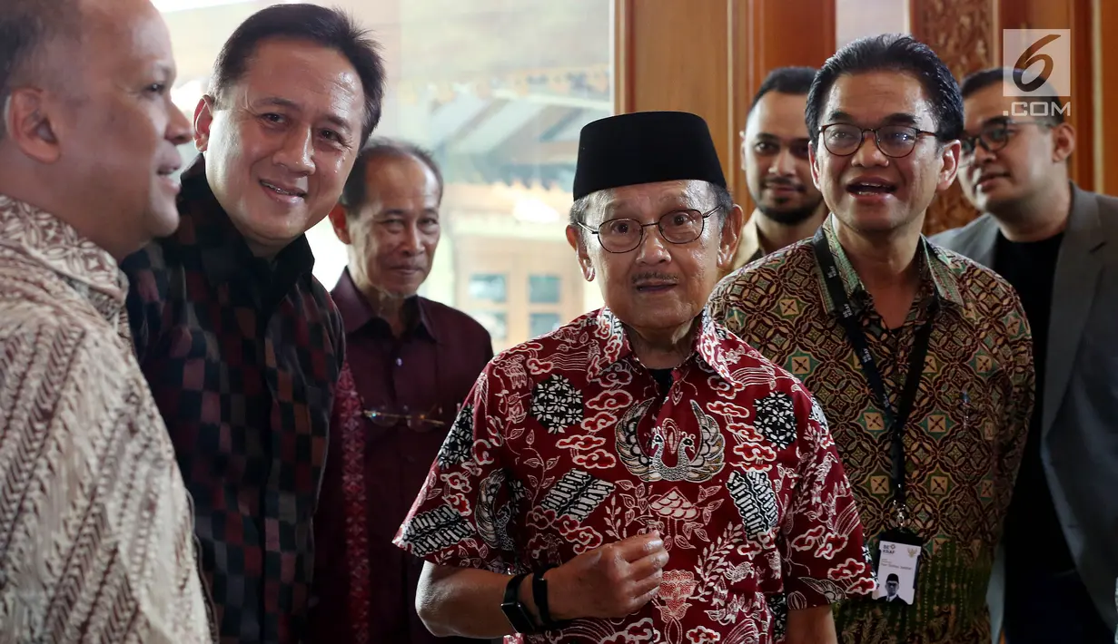 Presiden RI ke-3, B J Habibie menuju ruang konferensi pers gelaran Bekraf Habibie Festival 2017 di Jakarta, Rabu (2/8). Sekitar 100 lebih perusahaan dan komunitas bakal hadir meramaikan festival dengan beragam aktivitas. (Liputan6.com/Johan Tallo)