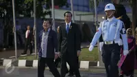 Wakil Presiden Jusuf Kalla (kiri) mengantar kepergian Presiden Jokowi di Bandara Udara Halim Perdana Kusuma, Jakarta, (20/11/). Kepergian Presiden ke Malaysia untuk menghadiri Konferensi Tingkat Tinggi (KTT) ke-27. (Liputan6.com/Faizal Fanani)
