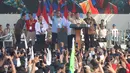 Presiden Prabowo Subianto (kedua kanan berdiri) didampingi sejumlah pimpinan organisasi-organisasi buruh menyampaikan pidato dalam peringatan Hari Buruh Internasional atau May Day 2026 di kawasan Monumen Nasional (Monas), Jakarta, Jumat (1/5/2026). (merdeka.com/Arie Basuki)