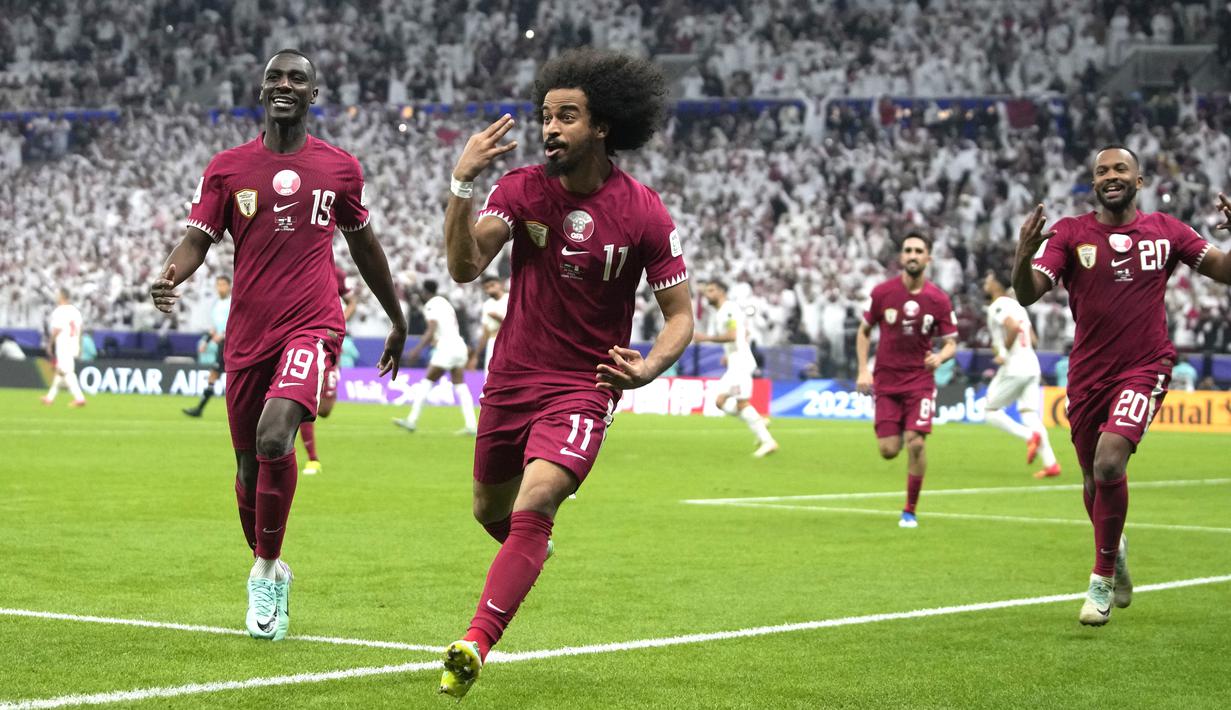 Pemain Qatar, Akram Afif, melakukan selebrasi setelah mencetak gol ke gawang Yordania pada laga final Piala Asia 2023 di Stadion Lusail, Sabtu (10/2/2024). kram Afif memborong tiga gol kemenangan Qatar, seluruhnya diciptakan lewat eksekusi penalti. Yordania sendiri sempat menyamakan kedudukan berkat gol Yazan Al-Naimat. (AP Photo/Hussein Sayed)