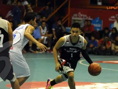 Pebasket Aspac Jakarta Andakara Dhyaksa (1) mencoba memberikan tekanan ke pertahanan Satria Muda Britama (Liputan6.com/Helmi Fithriansyah)