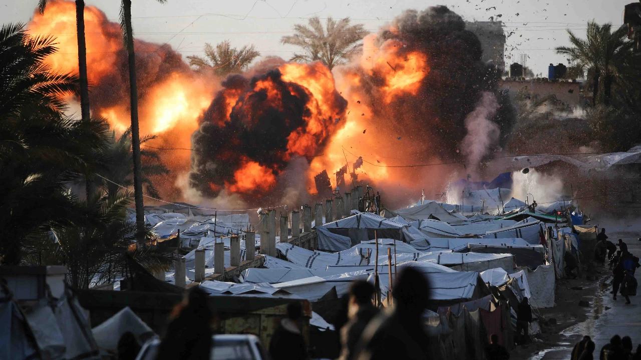 FOTO: Detik Detik Serangan Udara Hantam Kamp Pengungsi di Gaza Tengah