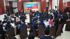 Seluruh finalis Citizen Journalist Academy (CJA) Energi Muda Pertamina saat bertandang ke Kantor Pusat Pertamina, Jakarta, Rabu (15/11). (Liputan6.com/Helmi Afandi)