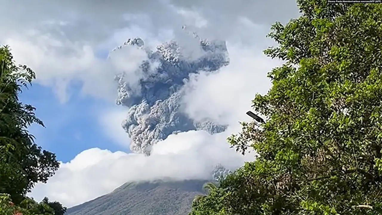 Rekaman video pada 9 Desember 2024 dan diposting di akun Facebook Dianne Paula Abendan menunjukkan letusan Gunung Kanlaon di Filipina. (Dianne Paula Abendan/AFP)
