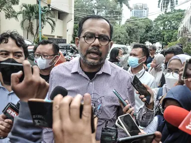 Direktur Lokataru Haris Azhar menyampaikan keterangan kepada awak media saat tiba di Polda Metro Jaya, Jakarta, Senin (21/3/2022). Haris Azhar tiba untuk memenuhi pemeriksaan sebagai tersangka bersama Koordinator KontraS, Fatia Maulidiyanti. (merdeka.com/Iqbal S. Nugroho)