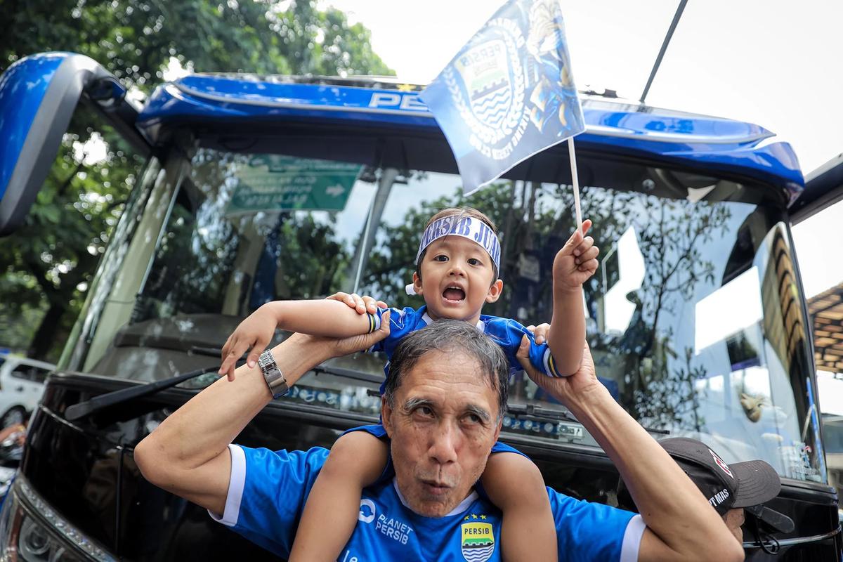 Warga Bandung serbu jersey dan merchandise jelang laga penentuan juara BRI Super League 2025/2025 antara Persib Bandung melawan Persijap Jepara  di Persib Store, Bandung, Sabtu (23/05/2026).