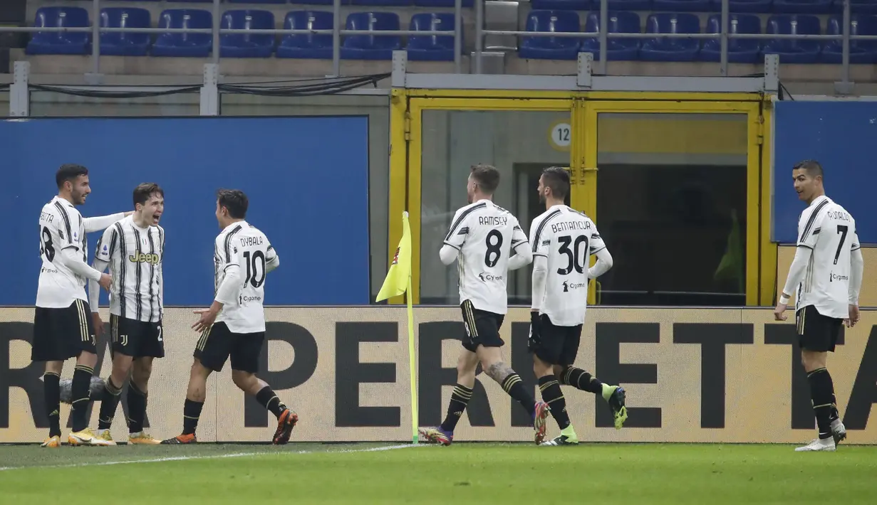 Penyerang Juventus, Federico Chiesa (kedua kiri) berselebrasi dengan rekan-rekannya usai mencetak gol ke gawang AC Milan pada lanjutan Liga Serie A Italia melawan AC Milan di stadion San Siro, Rabu (7/1/2021). Chiesa mencetak dua gol dipertandingan ini. (AP Photo/Antonio Calanni)