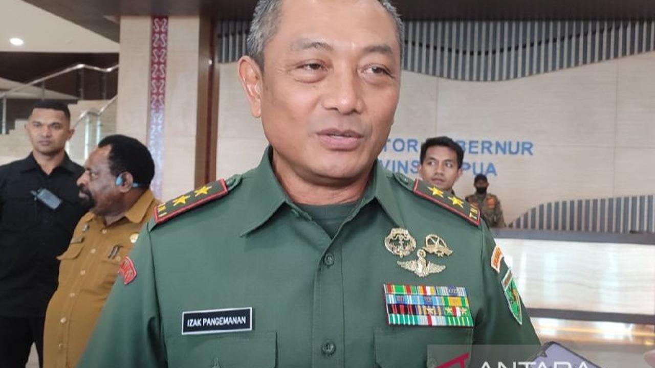 Isu uang tebusan Rp20 miliar itu muncul setelah Pangdam Cenderawasih pada Senin 11 September 2023 di Puspen TNI Jakarta menegaskan pembebasan pilot Susi Air mengedepankan negosiasi damai.<br>