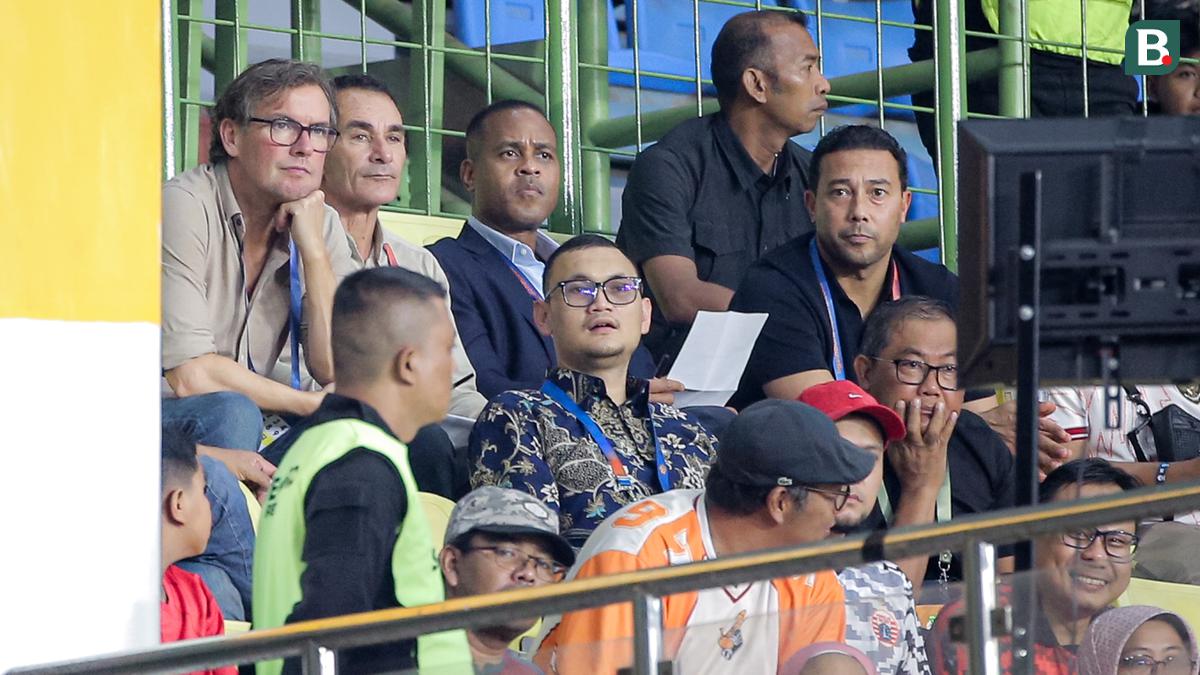 Momen Tim Kepelatihan Timnas Indonesia Saksikan Persija Vs PSBS: Alex Pastoor dan Gerald Vanenburg Paling Sibuk Nyatet!