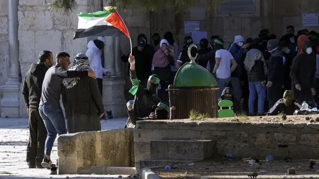 FOTO: Bentrok Warga Palestina dengan Pasukan Keamanan Israel di Kompleks Masjid Al Aqsa