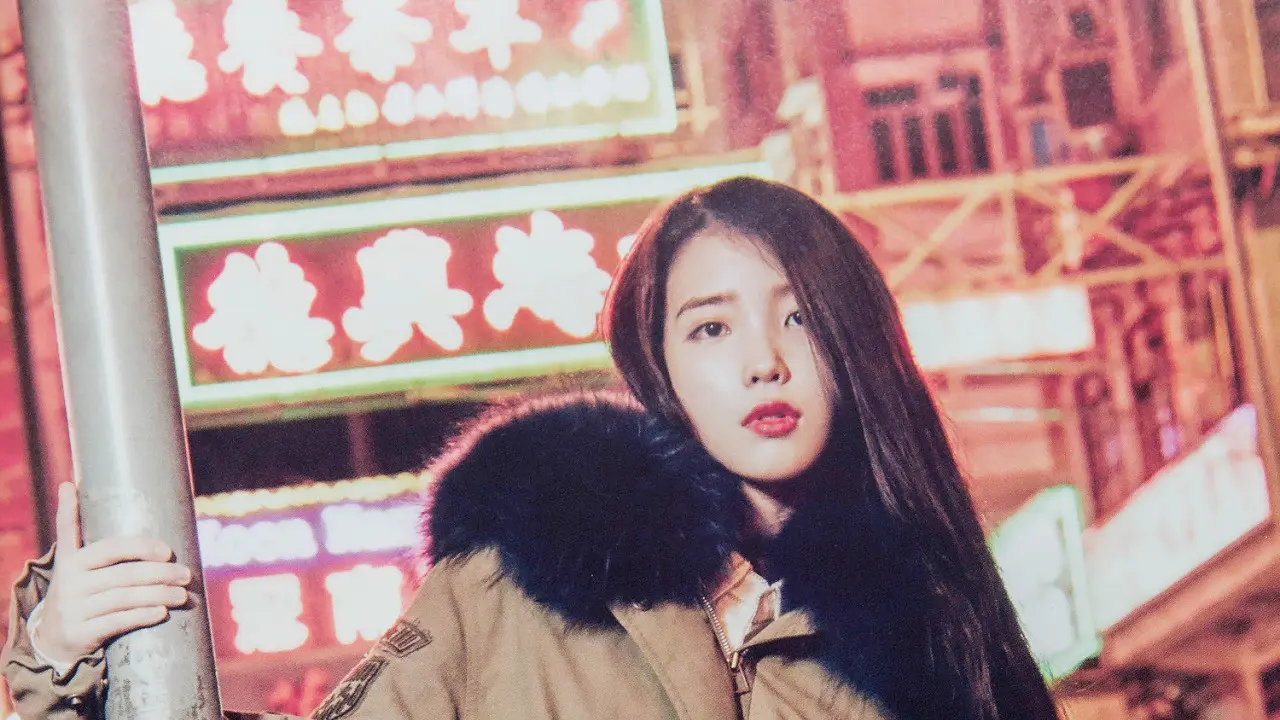 [Bintang] Bertubuh Petite, Airport Fashion IU Dulu dan Sekarang Selalu Terlihat Attractive