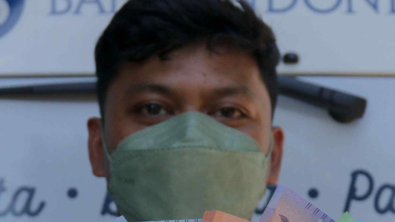 FOTO: Antusiasme Warga Serbu Penukaran Uang di Pasar Tebet Barat Jelang Lebaran