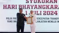 Kapolres Indramayu, M. Fahri Siregar, memberikan penghargaan kepada Bupati Nina Agustina (Istimewa)