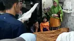 Suasana rumah duka korban dalam kecelakaan maut Karawaci antara truk pengangkut tanah dengan mobil penumpang di kawasan Cibodas Sari, Kota Tangerang, Kamis (1/8/2019). Seperti diketahui, akibat dudga sopir mengantuk, truk bermuatan tanah oleng dan menimpa minibus. (Liputan6.com/Pramita Tristiawati)