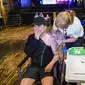 Drag queen Baga Chips disuntik vaksin Pfizer di pop-up pusat vaksinasi Covid yang didirikan di klub malam Heaven di London, Minggu (8/8/2021). Heaven menjadi klub malam pertama di Inggris yang diubah sebagai pop-up pusat vaksinasi untuk mengajak kaum muda agar mau divaksin (AP/Alberto Pezzali)