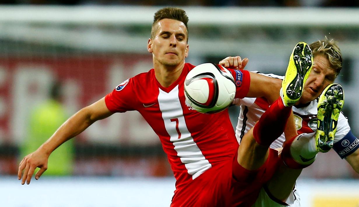 Pemain Polandia, Arkadiusz Milik (kiri) berebut bola dengan pemain Jerman, Bastian Schweinsteiger, dalam Kualifikasi Piala Eropa 2016 di Frankfurt, Jerman. (4/9/2015). (Reuters/Ina Fassbender)