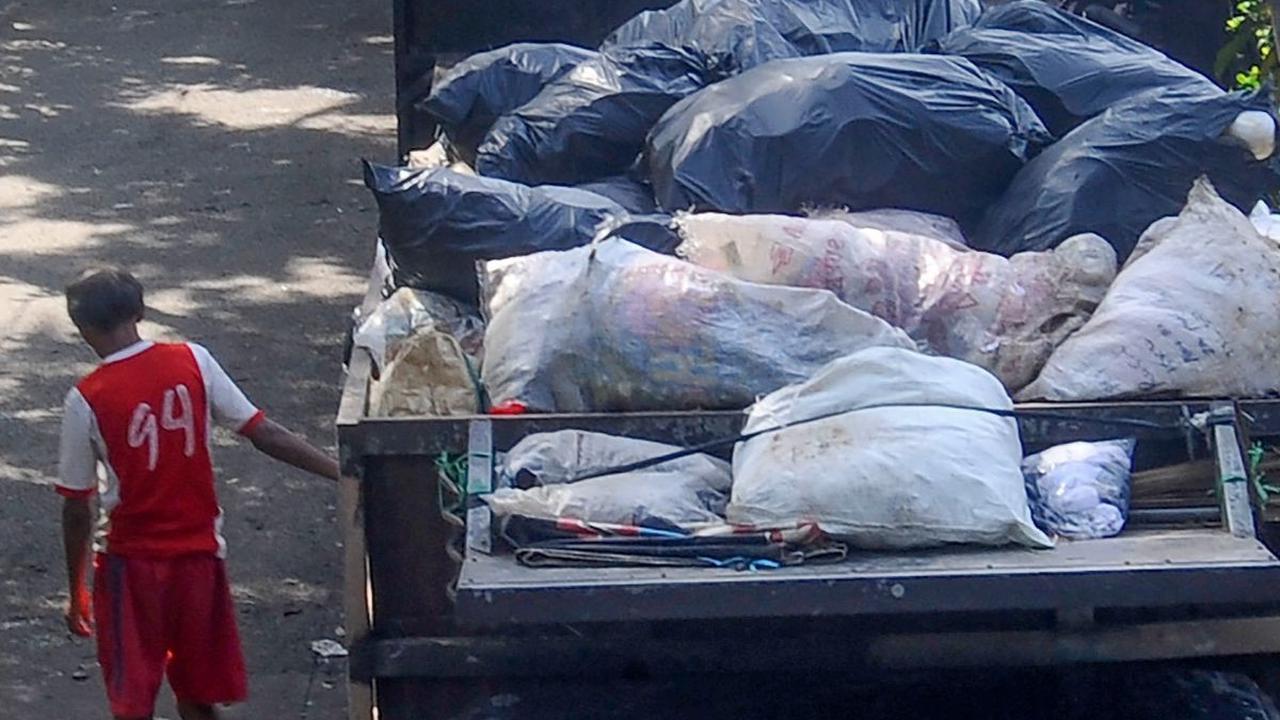 Rata-rata para sopir truk sampah mengantre antara 5 hingga 6 jam setiap harinya.