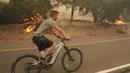 Diketahui, Canyon Fire adalah salah satu dari sedikitnya empat kebakaran hutan yang terjadi di California Selatan. (AP Photo/Marcio Jose Sanchez)