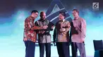 Komisaris Utama PT Asuransi Jiwa Tugu Mandiri Hammam Riza Yusuf (kedua dari kiri) saat meluncurkan Mobile Aplication SIPerdana (System Informasi Peserta Dana Pensiun) PT Asuransi Jiwa Tugu Mandiri di Jakarta, Rabu (28/3). (Liputan6.com/Angga Yuniar)
