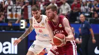 Timnas Basket Latvia mengalahkan Spanyol dengan skor 74-69 pada pertandingan babak kedua Grup L Piala Dunia FIBA 2023 yang digelar di Indonesia Arena, Jakarta, Jumat (1/9/2023) sore WIB. (Bola.com/Bagaskara Lazuardi)