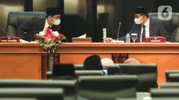 Gubernur DKI Jakarta Anies Baswedan (kanan) bersama Wakil Gubernur DKI Jakarta Ahmad Riza Patria (kiri) berbincang saat mengikuti sidang paripurna di Gedung DPRD DKI Jakarta, Selasa (13/9/2022). DPRD DKI Jakarta menggelar rapat paripurna pengumuman masa akhir kepemimpinan Gubernur DKI Jakarta Anies Baswedan - Ahmad Riza Patria 30 hari sebelum masa tugas berakhir. Rapat paripurna pengumuman pemberhentian Anies ini dilakukan sesuai Surat Edaran Kementerian Dalam Negeri Nomor 131/2188/OTDA.  (Liputan6.com/Herman Zakharia)