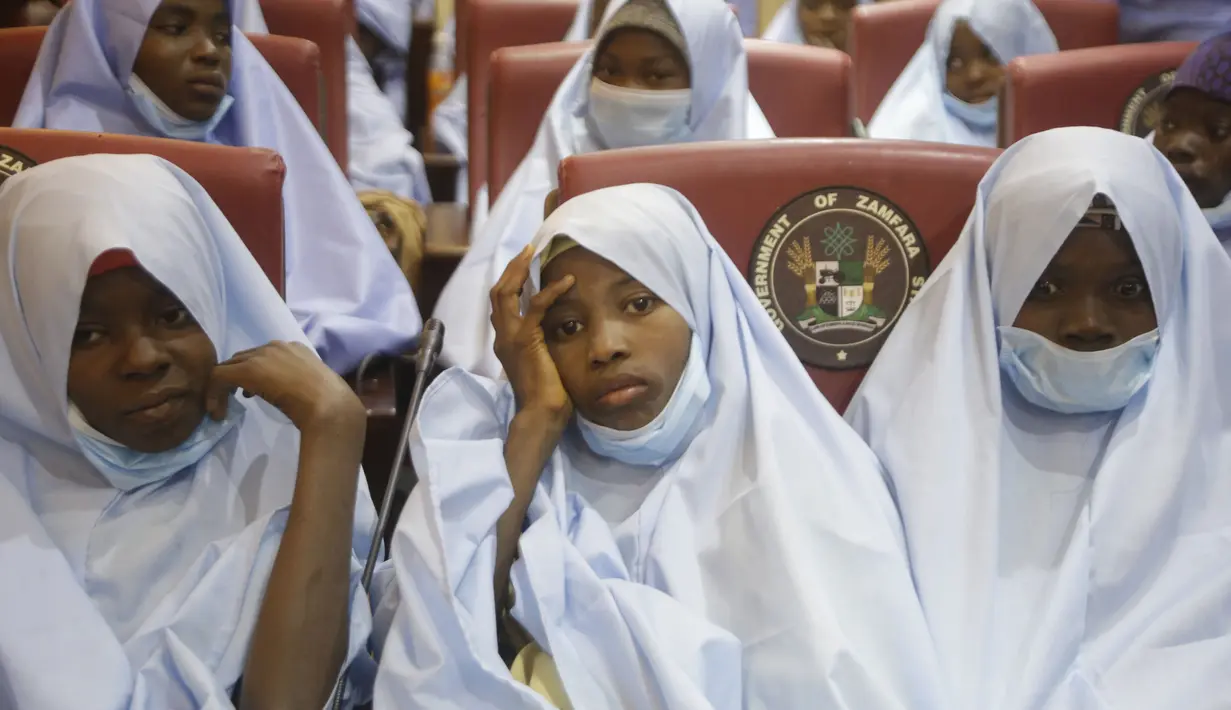 Para siswi yang diculik kelompok bersenjata setelah pertemuan pembebasan mereka dengan Gubernur negara bagian Bello Matawalle, di Gusau, Nigeria utara (2/3/2021). Gubernur Zamfara Bello Matawalle mengumumkan bahwa 279 gadis yang diculik minggu lalu telah dibebaskan. (AP Photo/Sunday Alamba)