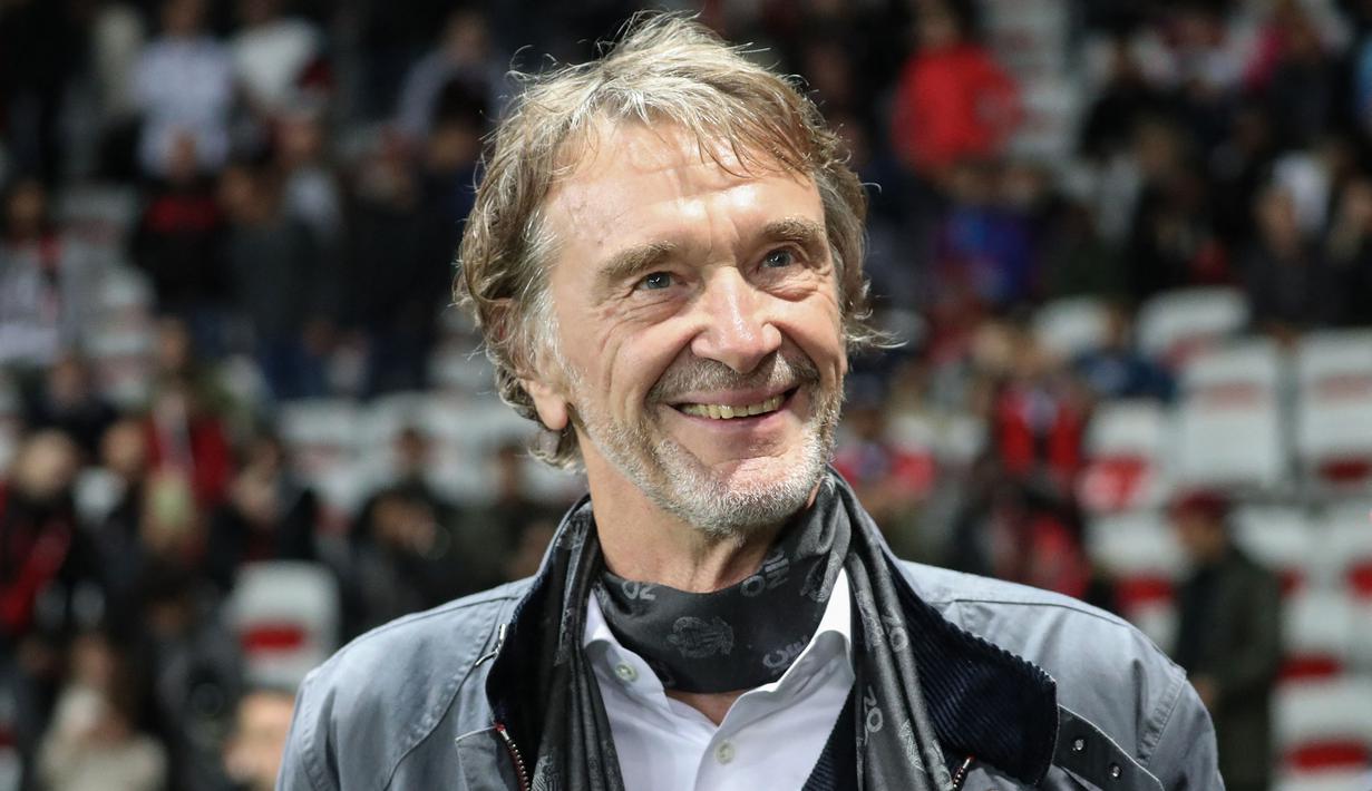 <p>Ketertarikan miliarder kaya raya asal Inggris, Sir Jim Ratcliffe terhadap MU tampaknya juga harus mendapat persaingan. Perusahaan Amerikas Serikat, Apollo dikabarkan juga memiliki ketertarikan untuk membeli sejumlah saham Manchester United. Bahkan, diskusi awal antara Apollo dan Glazer dikabarkan sudah terjadi. (AFP/Valery Hache)</p>