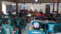 Warga Desa Tambahagung, Kecamatan Tambakromo, menggeruduk balai desa setempat, Kamis (3/9/2020) terkait penggunaan anggaran desa. (Liputan6.com/ Ahmad Adirin)