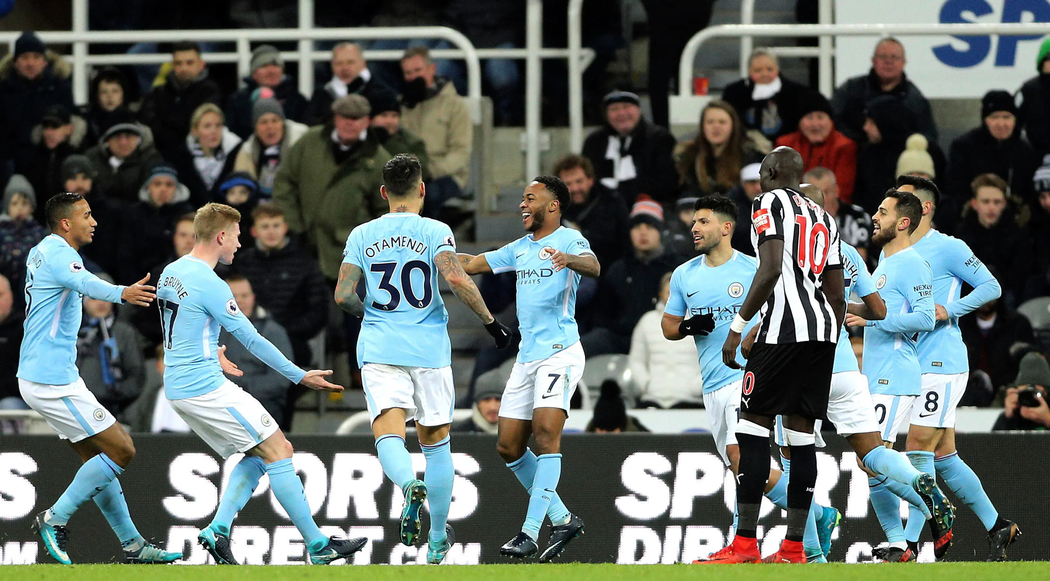 Pemain Manchester City merayakan gol Raheem Sterling ke gawang Newcastle United pada laga pekan ke-20 Premier League di Stadion St James Park, Kamis (28/12). Raheem Sterling menjadi pahlawan City di laga Boxing Day ini.  (Owen Humphreys/PA via AP)