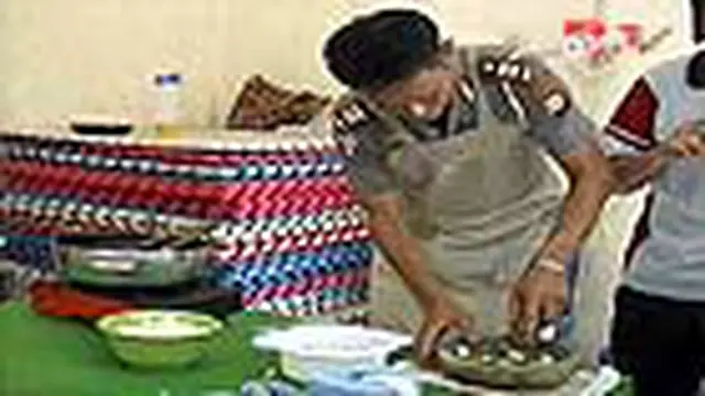 Polisi dan Wartawan Lomba Memasak Nasi Goreng
